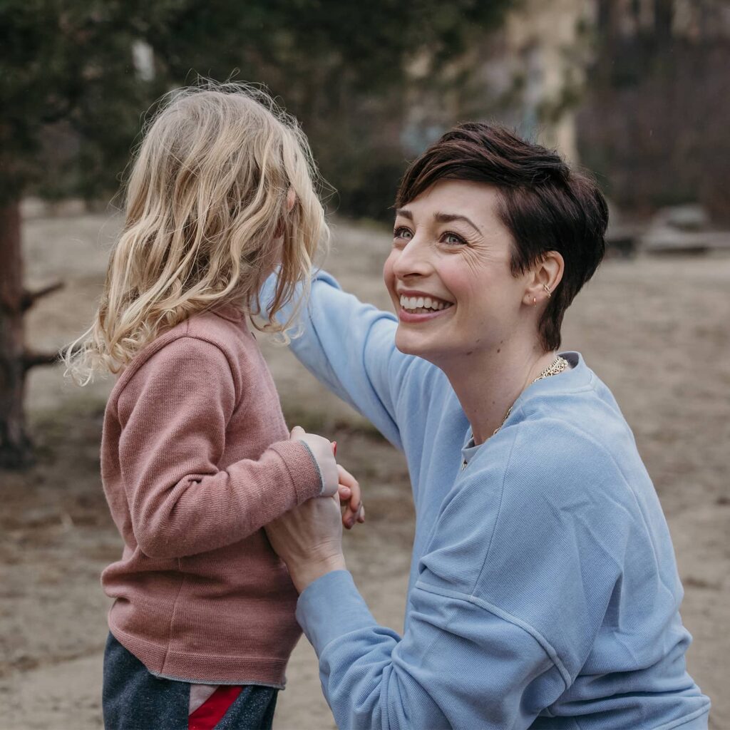 Kathy Weber lachend mit Tochter