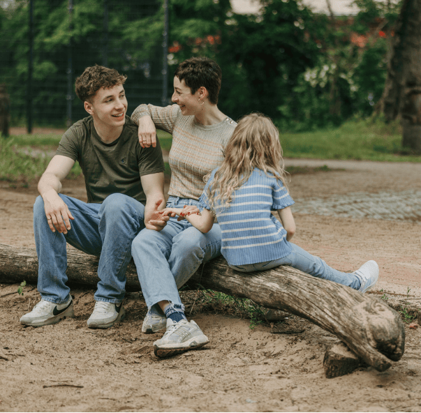 kathy-sitzt-mit-kindern