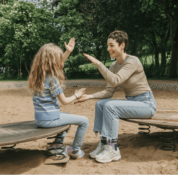 kathy-spielt-mit-tochter-waltraud