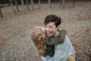 Wie schenkst du deinem Kind Geborgenheit, wenn du nicht da bist? Entdecke 7 liebevolle Strategien und Rituale, die deinem Kind Nähe und Sicherheit geben.