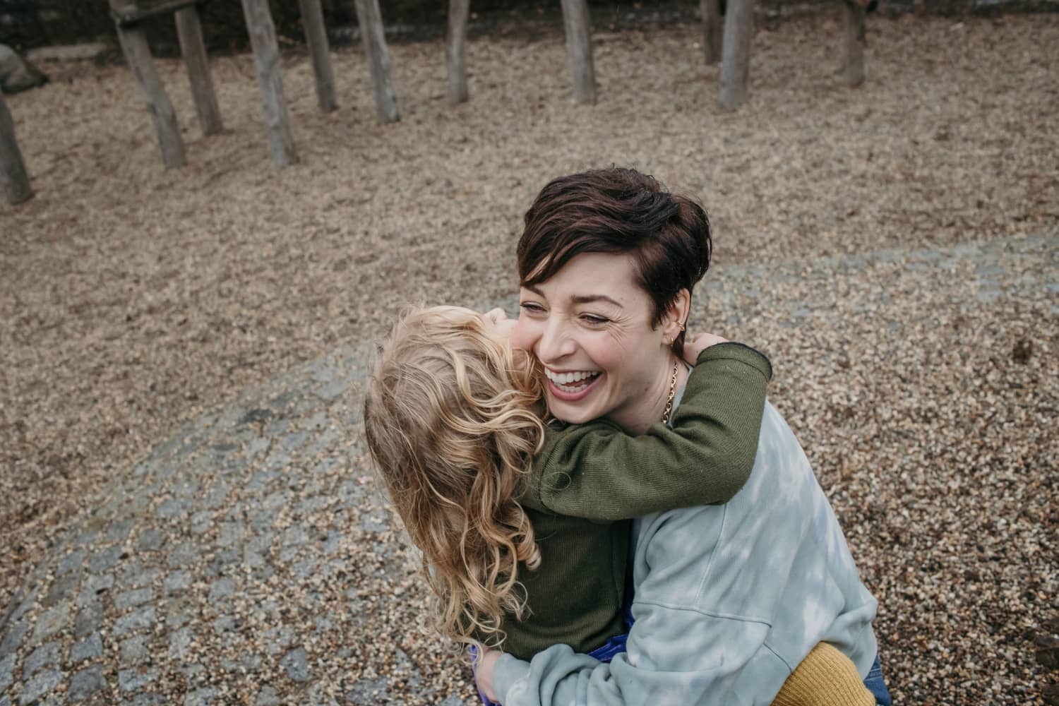 Wie schenkst du deinem Kind Geborgenheit, wenn du nicht da bist? Entdecke 7 liebevolle Strategien und Rituale, die deinem Kind Nähe und Sicherheit geben.