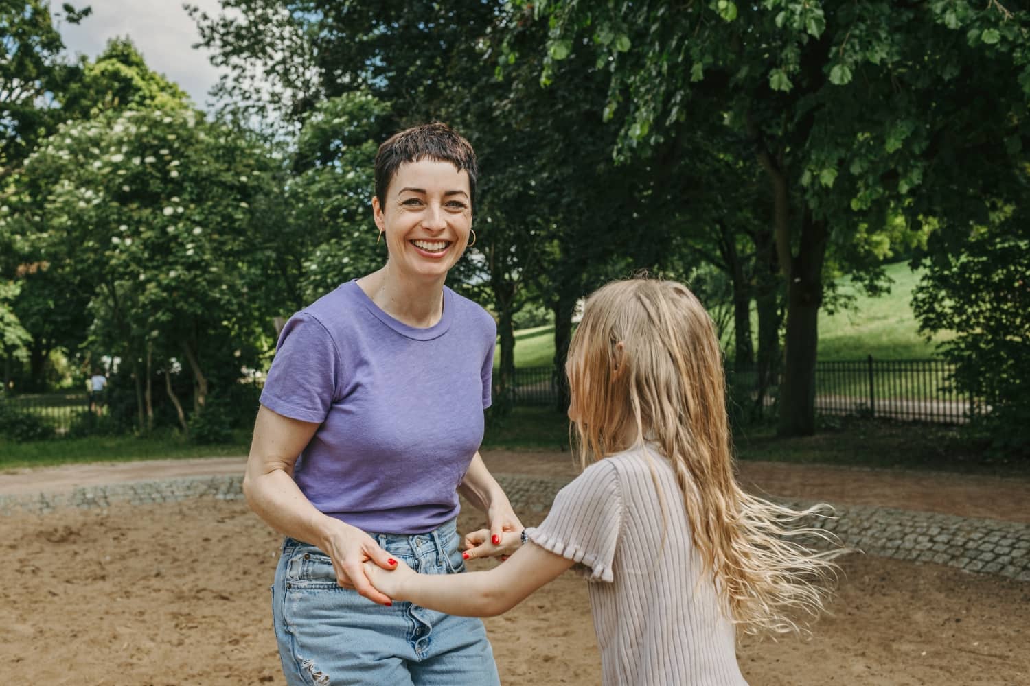 Wie entwickelt dein Kind ein starkes Selbst? Entdecke 5 Tipps und praktische Beispiele aus der Gewaltfreien Kommunikation (GFK) für mehr Selbstvertrauen und Bindung.