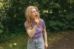 Entdecke fünf einfache Übungen für mehr Achtsamkeit, die ihr ganz leicht in euren Familienalltag einbauen könnt.