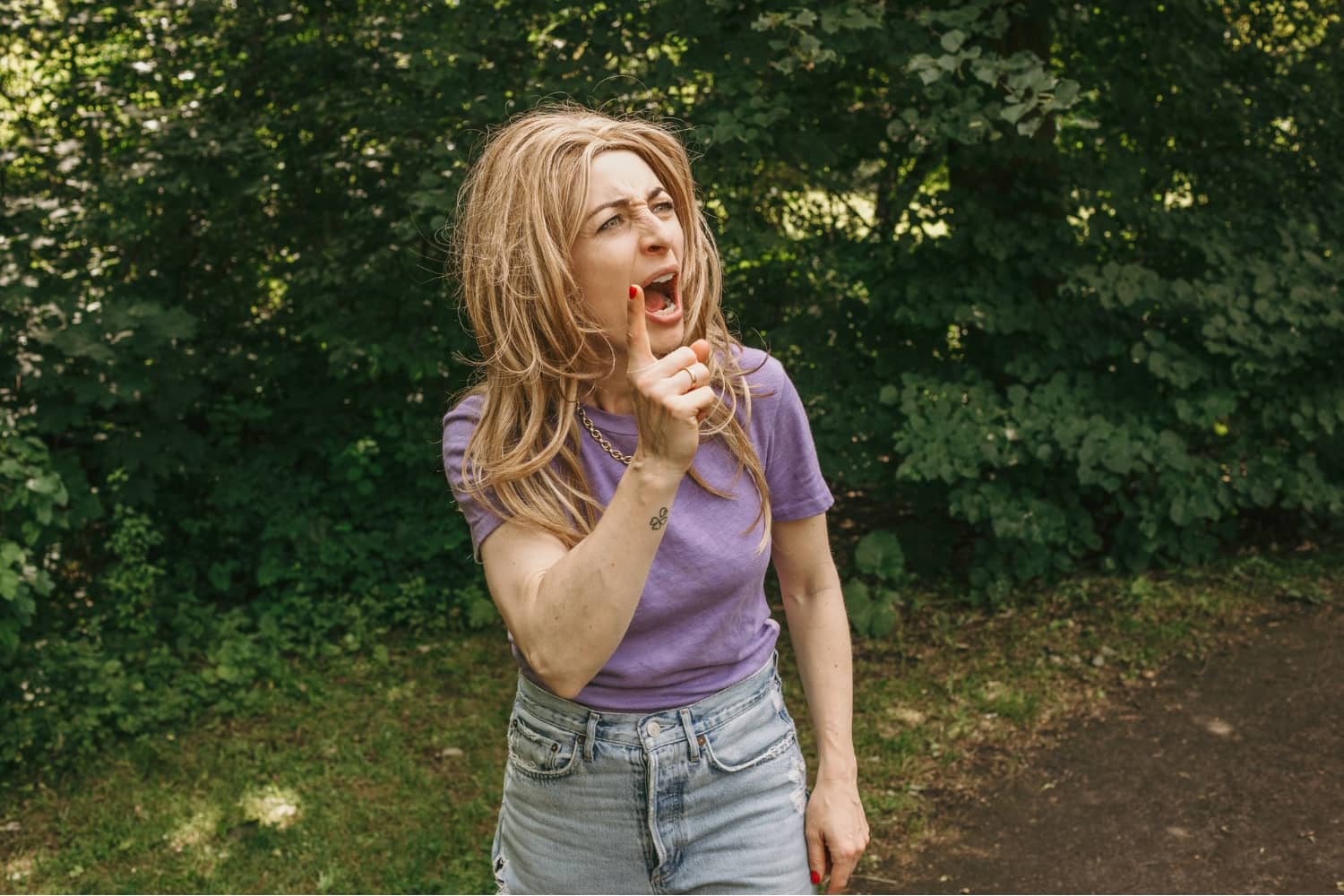 Entdecke fünf einfache Übungen für mehr Achtsamkeit, die ihr ganz leicht in euren Familienalltag einbauen könnt.