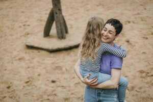 Fühlt sich dein Kind ungeliebt? Ich zeige dir, wie du durch elterliche Führung und die richtige Strategie das Bedürfnis nach Liebe erfüllst – in jeder Autonomiephase.