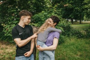 kind-benimmt-sich-vor-eltern-anders