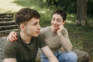 Warum wollen Teenager nichts mehr mit den Eltern machen? Erfahre, warum der Rückzug im Abnabelungsprozess normal ist und wie du ohne Machtkämpfe in Verbindung bleibst.