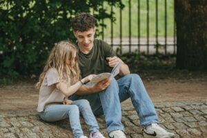 Dein Teenager widerspricht ständig? Erfahre, warum dein Kind jetzt so viel diskutiert und wie ihr Konflikte in Verbindung statt im Machtkampf löst.