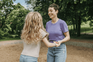 Positive Glaubenssätze stärken dein Kind nachhaltig. Erfahre, wie du das Selbstvertrauen deines Kindes festigst und Alltagstipps direkt umsetzt. Jetzt lesen!