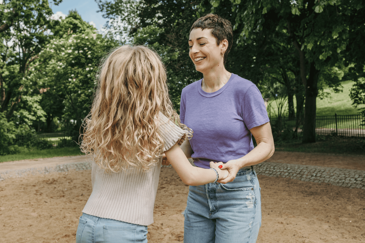 Positive Glaubenssätze stärken dein Kind nachhaltig. Erfahre, wie du das Selbstvertrauen deines Kindes festigst und Alltagstipps direkt umsetzt. Jetzt lesen!