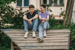 Dein Teenager trödelt ständig & kommt morgens nicht aus dem Bett? Erfahre, wie ihr ohne Machtkämpfe zu mehr Pünktlichkeit & Absprachen findet. Jetzt lesen!