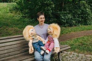 Kinder übernachten zum ersten Mal bei den Großeltern? Erfahre, wie du deinem Kind Sicherheit schenkst, Heimweh auffängst + praktische Packliste. Jetzt lesen!
